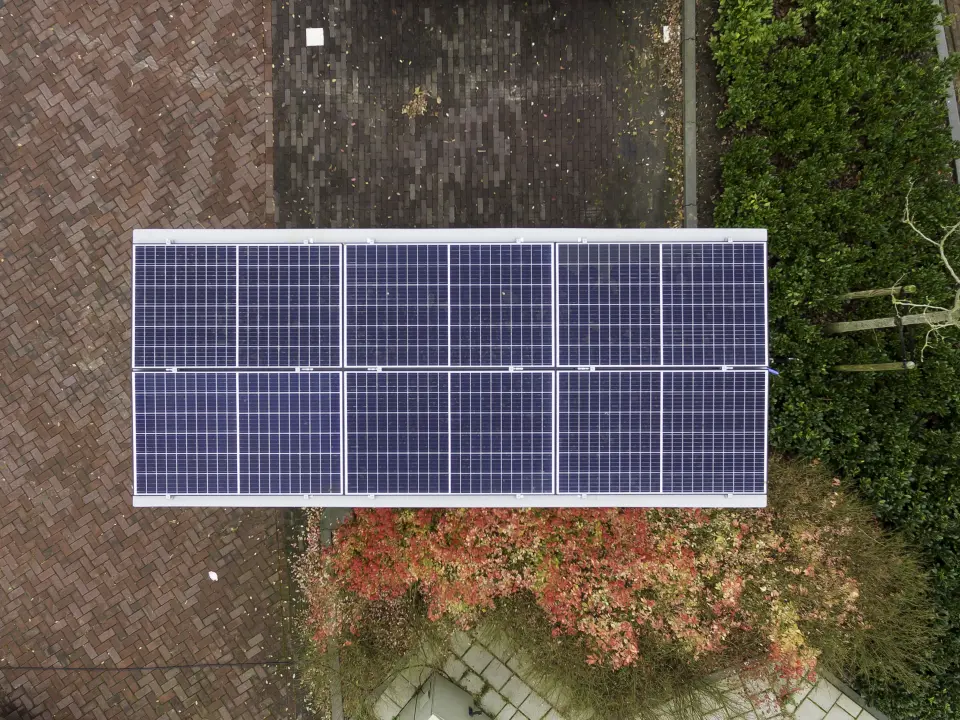De Kuiper Infrabouw keet met zonnepanelen