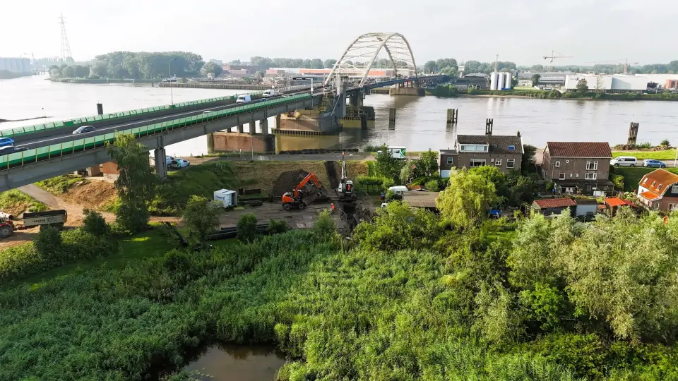 De Kuiper Infrabouw werken bij rivier oever Merwede voor aanleg persleiding Papendrecht