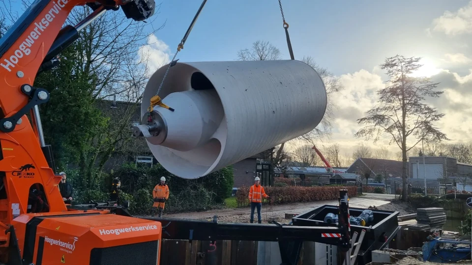Foto inhijsen gemaal Achttienhoven januari 2025