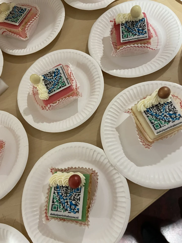 Lancering-website-De Kuiper Infrabouw gebakjes-met-qr-code